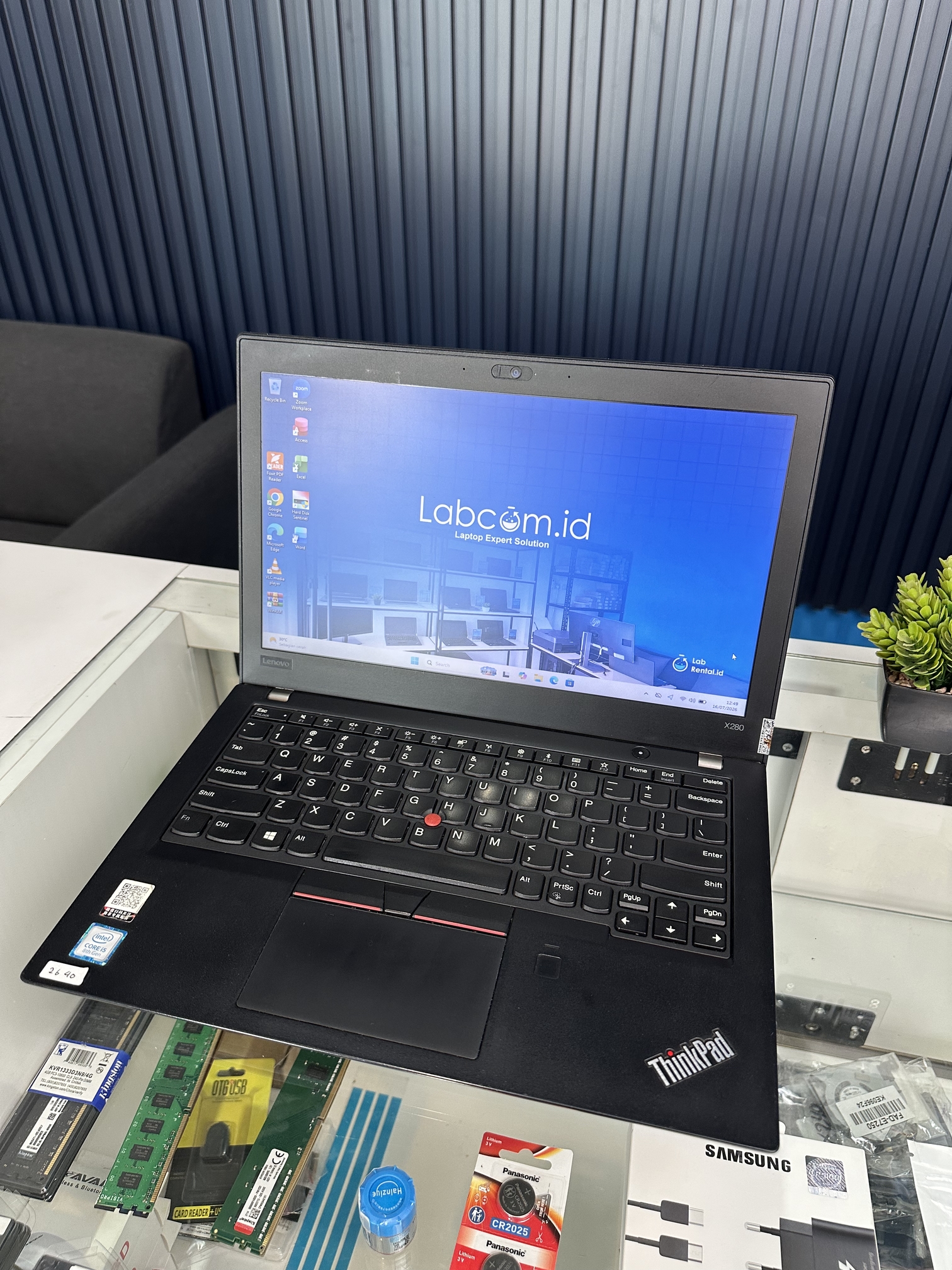 Lenovo Thinkpad X280 Prosesor Intel Core i5-8250U up to 3.4 GHz RAM 8GB DDR4 up to 16GB (1 Slot) 2400MHz SSD 256 GB NVMe Intel HD Graphics 620 12.5" HD Win 11